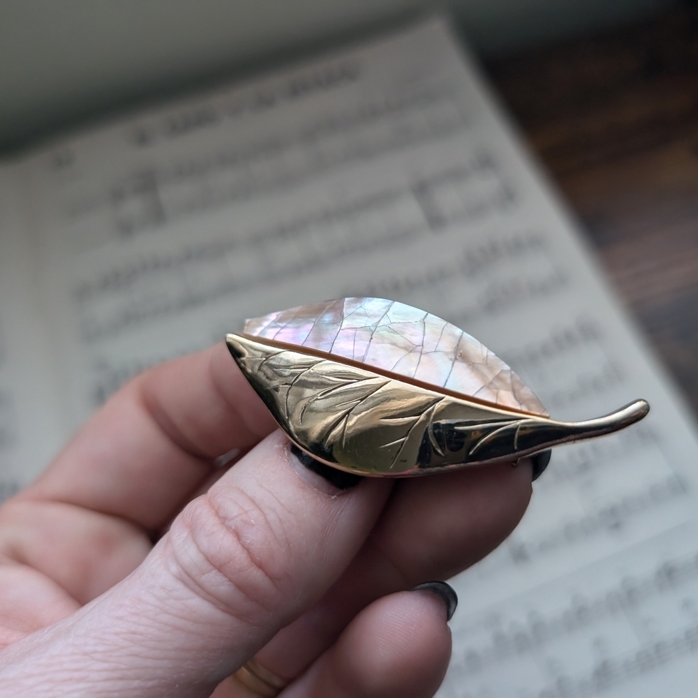 Elegant Gold Leaf Design Ring